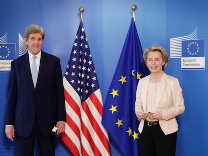 John Kerry y Ursula von der Leyen, este martes en Bruselas.
