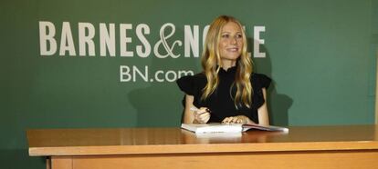 Gwyneth Paltrow, firmando ejemplares de su libro.