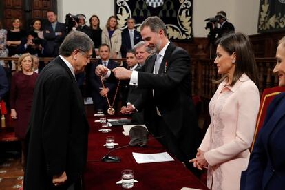 Los Reyes imponen la medalla del Premio Cervantes al escritor nicaragüense Sergio Ramírez.