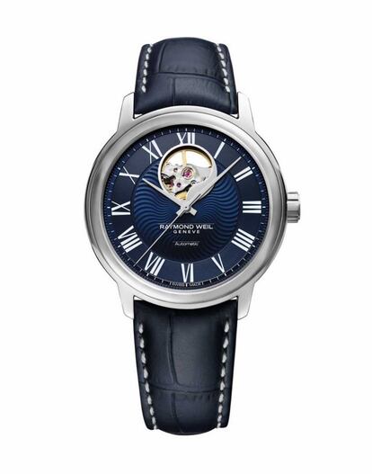 La compañía de relojes suiza Raymond Weil acaba de incorporar un nuevo modelo a su colección, el Maestro Blues, inspirado en los melancólicos sonidos del género musical de nombre homónimo. Equipado con un movimiento mecánico de cuerda automática en una caja de 40 milímetros, cuenta con una esfera azul oscuro adornada con una decoración ondulada. Las finas agujas se mezclan con los números romanos blancos en la esfera. La caja, chapada en acero inoxidable, “se abre” al mediodía, revelando de forma sutil el movimiento del péndulo. La correa, de becerro, está decorada con inspiración de cocodrilo. Precio: 1.275 euros.