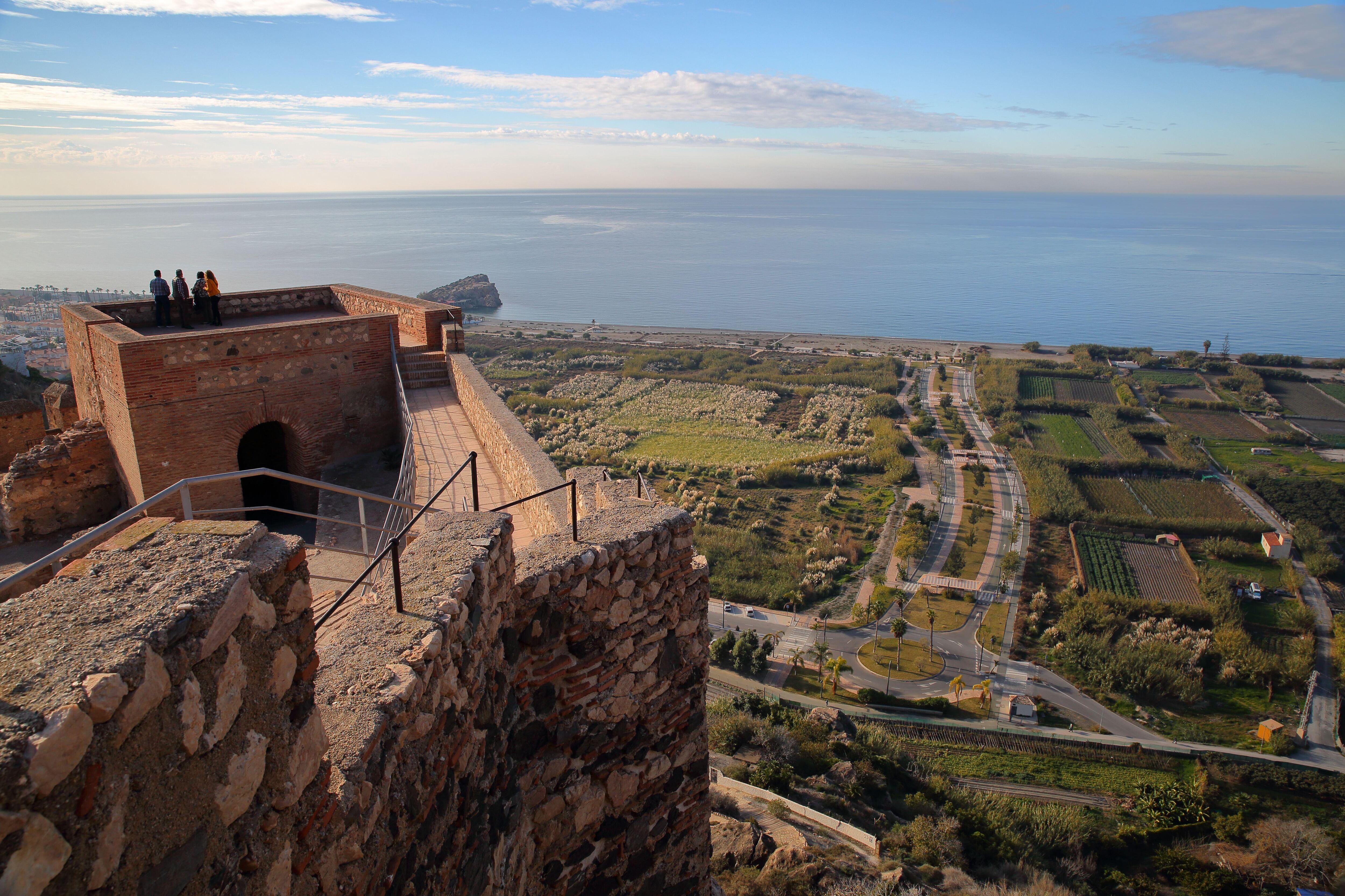 Vistas desde la terraza de la torre Puerta, en el castillo árabe de Salobreña, en Granada.