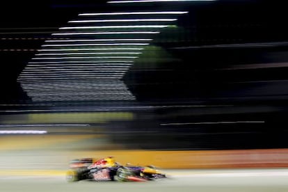 Vettel acelera su vehículo durante la primera sesión de entrenamientos libres del GP de Singapur
