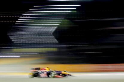 Vettel acelera su vehículo durante la primera sesión de entrenamientos libres del GP de Singapur