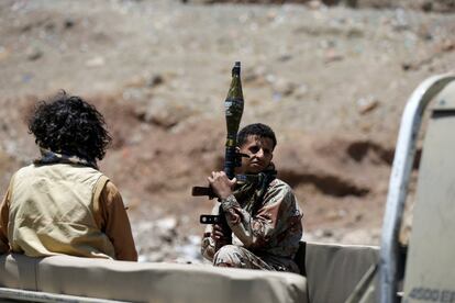 Soldados viajan en la parte trasera de un camión patrulla en Hodeidah, ciudad de Yemen.