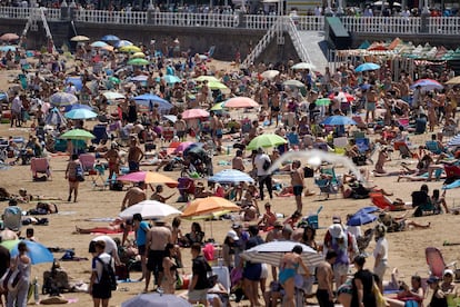 Cientos de personas se bañan el sábado pasado en la playa de San Lorenzo de Gijón. 