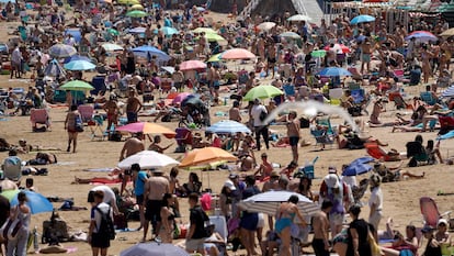 Cientos de personas se bañan el sábado pasado en la playa de San Lorenzo de Gijón.