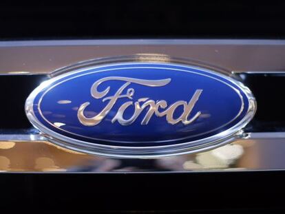 El logo de Ford en el frontal de una ranchera F-150.