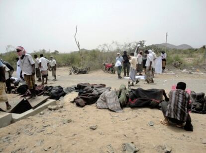 Víctimas mortales de la explosión de una fábrica de municiones en la localidad yemení de Jaar.
