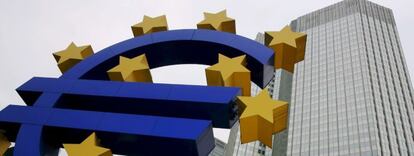 Una escultura del símbolo del euro ante la sede del Banco Central Europeo en Fráncfort (Alemania).