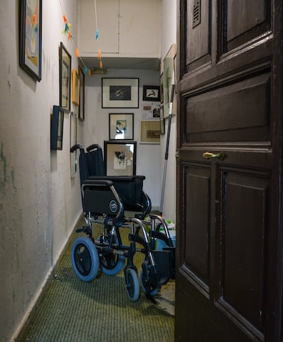 La silla de ruedas de Marina López, en la entrada de su casa.