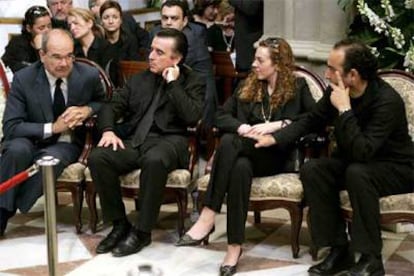 José Ortega Cano, Rocío Carrasco y su novio, Fidel Albiac, charlan con el presidente andaluz, Manuel Chaves, durante la visita de éste a la capilla ardiente en el Santuario de Regla, Chipiona, el 2 de junio.