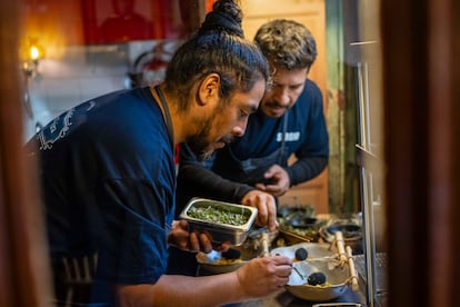 Sergio Alfaro y Leonel Cuevas en la cocina de la pulpería, el 23 de agosto.
