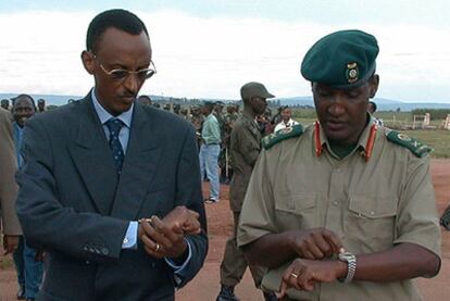 El presidente de Ruanda, Paul Kagame, junto al general Faustin Kayumba Nyamwasa, en 2001.