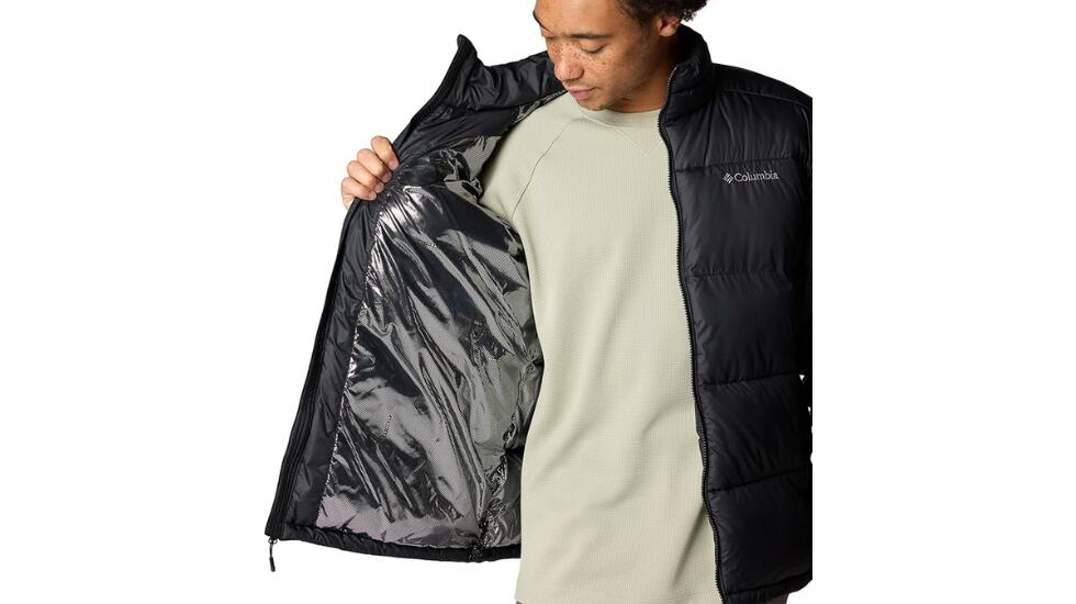 Esta chaqueta posee un revestimiento que refleja el calor corporal.