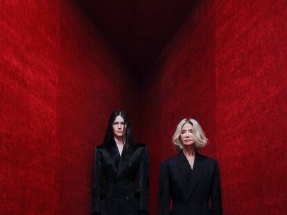 La artista Eliza Douglas (izquierda) y la modelo Danielle Slavik, dos generaciones de musas de la casa Balenciaga. Llevan traje de la colección 51de alta costura de Balenciaga.