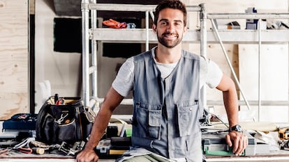 un hombre con chaleco en el taller.