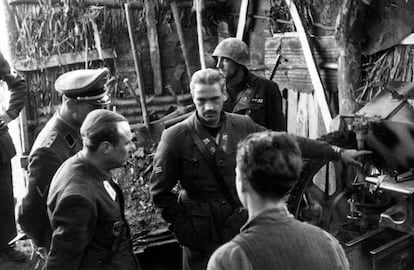 Junio Valerio Borghese visita el batallón Barbarigo de la Decima Flottiglia Mas, en Anzio (Roma), en febrero de 1944. 