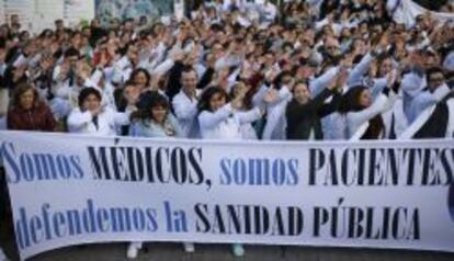 Trabajadores de la sanidad pública madrileña en un 'baile protesta', el pasado mes de noviembre.