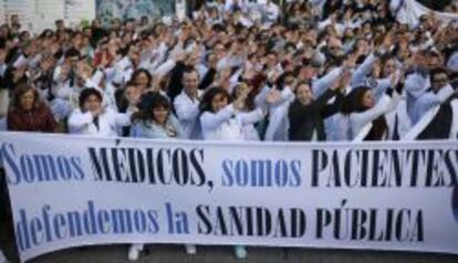 Trabajadores de la sanidad p&uacute;blica madrile&ntilde;a en un &#039;baile protesta&#039;, el pasado mes de noviembre.