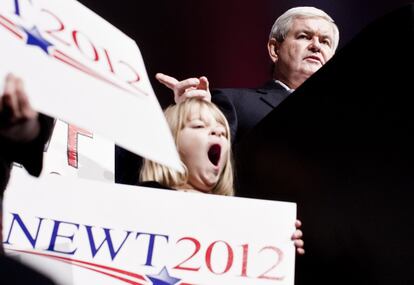 Una niña bosteza mientras el candidato republicano en las primarias, Newt Gingrich, da un discurso tras el cierre del primer caucus en Iowa.