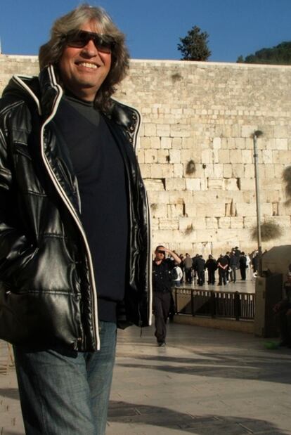El músico español José Mercé, frente al muro de las lamentaciones de Jerusalén.