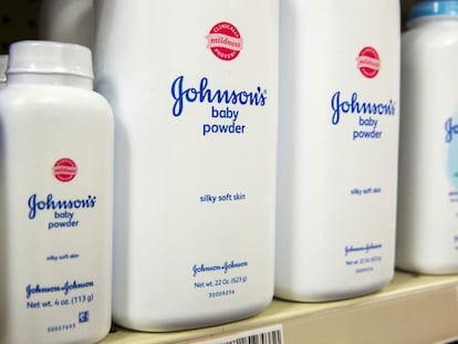 Botellas de talco para bebés de Johnson & Johnson en una farmacia en Nueva York, en una imagen de archivo.