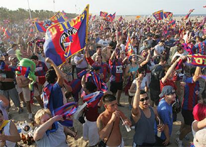 La afición del Levante se congregó ayer tarde en la playa de la Malva-rosa de Valencia.