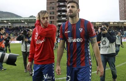 Javi Lara y Ra&uacute;l Navas, tras consumarse el descenso del Eibar. 