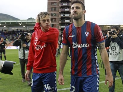 Javi Lara y Ra&uacute;l Navas, tras consumarse el descenso del Eibar. 