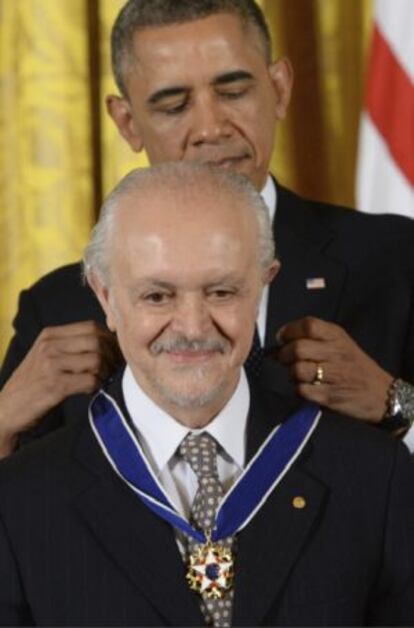 Barack Obama coloca Medalha da Liberdade no mexicano Mario Molina.