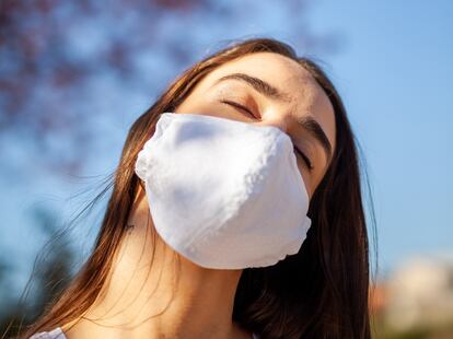 El uso de la mascarilla plantea dudas como si se necesita pantalla solar.