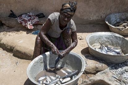 Una pescadera local cubierta de escamas limpia el pescado capturado esa misma mañana. La ingesta de proteínas es algo extraordinario en Ghana, y por lo general estas se reservan para los hombres cabezas de familia.