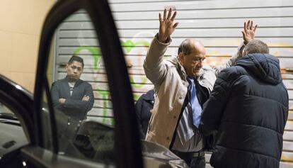 Detención de un carterista en las inmediaciones del Camp Nou, el año pasado.