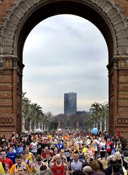 Los corredores del maratón pasan bajo el Arc de Triomf.