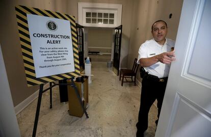 Un oficial uniformado permanece en la entrada principal del ala oeste de la Casa Blanca, donde se llevan a cabo trabajos de renovación.