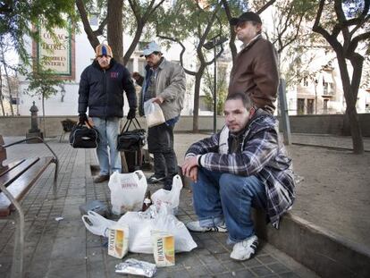 Miquel, Carlos, Carlos y John, de izquierda a derecha, en la plaza de Folch i Torres.