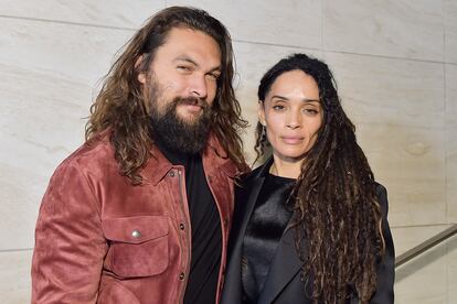 Jason Momoa – El caso del intérprete de películas como Aquaman es el de un amor platónico que se materializó en la vida real. Según descubrió en su visita al programa de James Corden, Momoa se enamoró de su pareja actual, Lisa Bonet, cuando era solo un niño. “Tenía unos ocho años, la vi en televisión y dije, ‘Mamá, quiero estar con ella’. No se lo confesé hasta que ya teníamos dos niños porque hubiera sido un poco raro”.