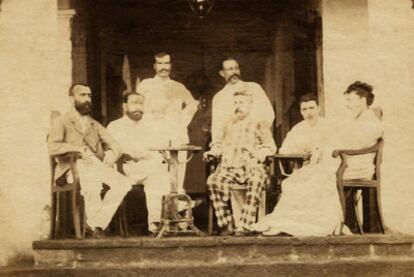 Foto tomada entre 1880 y 1890 en el Hotel Universo de Aden (Yemen) y en la que aparece Rimbaud (el primer hombre por la derecha).