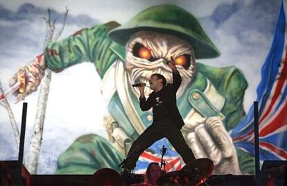 El vocalista de Iron Maiden, Bruce Dickinson, en el BBK Live de 2013. 