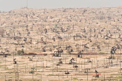 "No entiendo por qué cuando destrozamos algo creado por el hombre lo llamamos vandalismo, pero cuando destrozamos algo creado por la naturaleza lo llamamos progreso", Ed Begley Jr. En la imagen, el campo petrolífero Ken River, en California (EE UU). Comenzó a explotarse en 1899 y es el quinto campo petrolífero más importante del país. Las imágenes incluidas en 'Overdevelopment, Overpopulation, Overshoot' reflejan temas como la explosión demográfica, la industria de la alimentación o la escasez de agua potable.