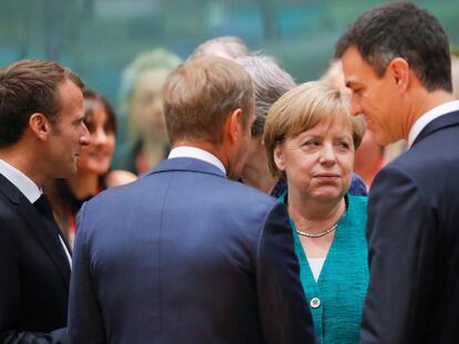 El presidente del Gobierno, Pedro Sánchez (derecha), conversa con la canciller alemana, Angela Merkel, el presidente del Consejo Europeo, Donald Tusk (de espaldas) y el presidente francés, Emmanuel Macron, durante la reunión del Consejo Europeo del pasado junio.