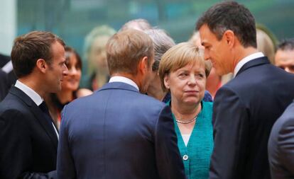 El presidente del Gobierno, Pedro Sánchez (derecha), conversa con la canciller alemana, Angela Merkel, el presidente del Consejo Europeo, Donald Tusk (de espaldas) y el presidente francés, Emmanuel Macron, durante la reunión del Consejo Europeo del pasado junio.