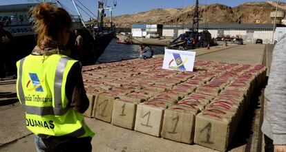 Fardos de hach&iacute;s de la Operaci&oacute;n Otero en el puerto de Almer&iacute;a.