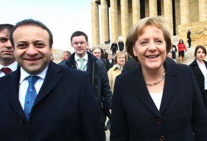 El ministro turco de Asuntos Europeos, Egemen Bagis, y Angela Merkel, en Ankara en marzo.