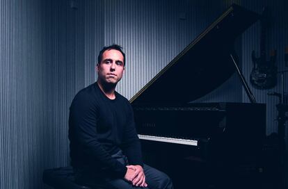 Alfonso González Aguilar estudió música en la escuela de Berklee (Boston, EE UU) y un máster en hipnosis clínica. Ha compuesto la banda sonora de 12 películas.
