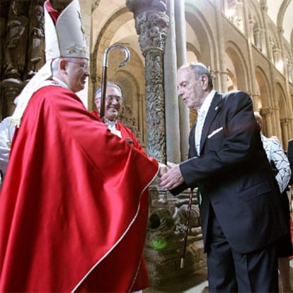 El arzobispo de Santiago se despide de Manuel Fraga.