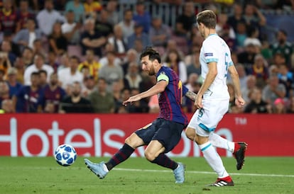 El jugador argentino del Barcelona Lionel Messi anota el cuarto gol del encuentro completando así su hat-trick.