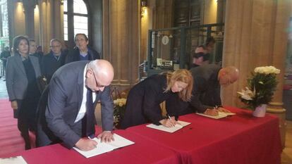 Baiget, Munt i Romeva signant als llibres de condol.