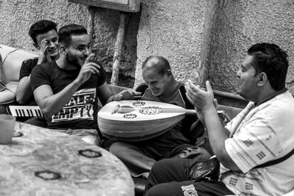 Soukry, en el centro de la imagen, sostiene un laúd mientras es animado por otros compañeros de la casa de acogida del El Cairo (Egipto), el 15 de septiembre de 2018.
