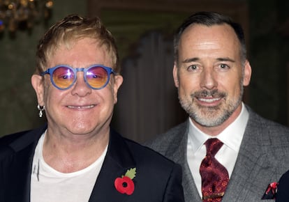 En la Navidad de 2010, el músico Elton John y su esposo, David Furnish, dieron a conocer que habían tenido a su primer hijo, Zachary, a través de un vientre de alquiler en California. Entonces tenían 62 y 48 años, respectivamente. En 2009 intentaron adoptar un niño seropositivo proveniente de Ucrania, pero las autoridades locales les denegaron el permiso, debido a la edad del cantante y al hecho de que el país no reconoce las uniones entre personas del mismo sexo. En enero de 2013 la pareja presentó a Elias, nacido a través del mismo vientre de alquiler que su hermano.